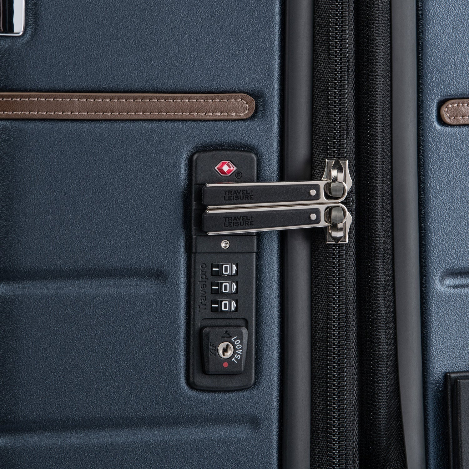 Travelpro® x Travel + Leisure Ensemble de bagages de taille moyenne avec valise d'enregistrement et sac de week-end à fond rabattable